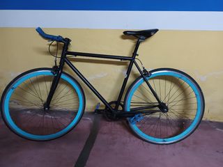 Bicicleta Fixie Negra con Ruedas Azules