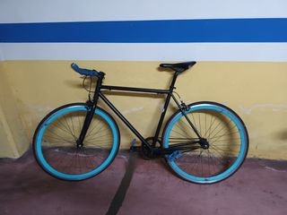 Bicicleta Fixie Negra con Ruedas Azules