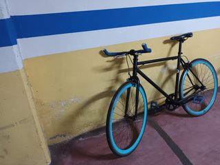 Bicicleta Fixie Negra con Ruedas Azules