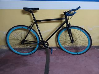 Bicicleta Fixie Negra con Ruedas Azules