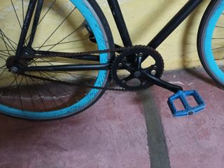 Bicicleta Fixie Negra con Ruedas Azules