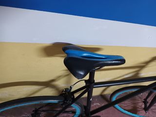 Bicicleta Fixie Negra con Ruedas Azules