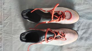 Zapatos de fútbol Adidas blancos y naranjas