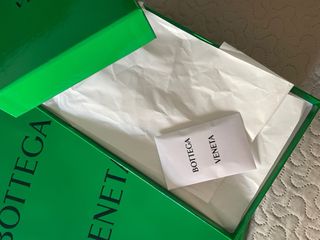 Bolsa y caja Bottega Veneta verde