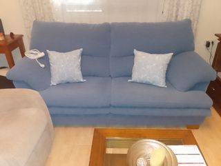 Sofá de tela azul y beige