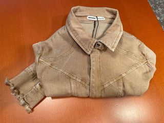 Cazadora vaquera beige súper original BERSHKA