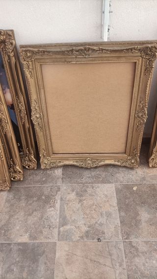 Marcos dorados de metal y madera
