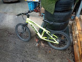 Bicicleta infantil amarilla