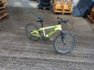 Bicicleta infantil amarilla