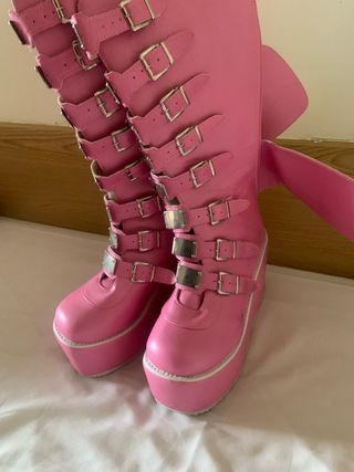 Botas rosas con plataforma y hebillas