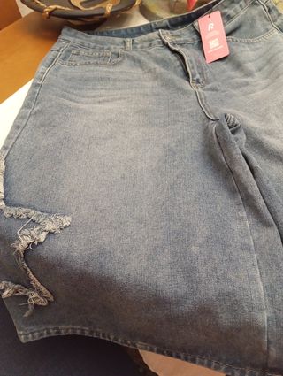 Pantalón vaquero ancho desgastado