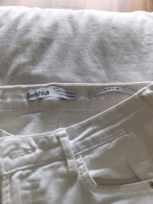 Pantalón blanco Bershka kick flare