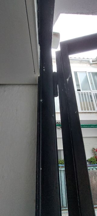 Reja de hierro con marco y cerradura