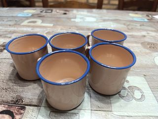 Tazas de porcelana con borde azul