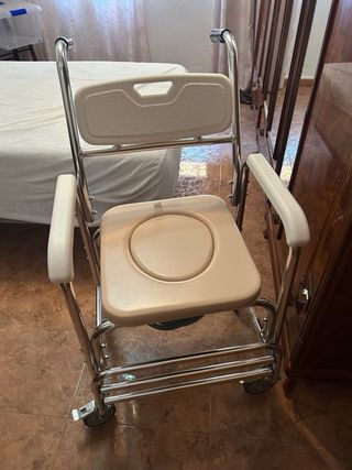Sedia a rotelle da bagno nuova di zecca