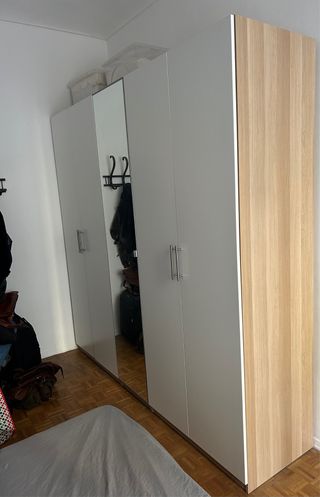 Armadio Ikea bianco e legno con specchio come nuov