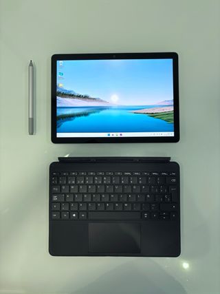 Microsoft Surface Go 2 con funda y lápiz oficiales