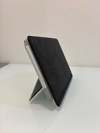 Microsoft Surface Go 2 con funda y lápiz oficiales