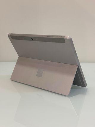 Microsoft Surface Go 2 con funda y lápiz oficiales