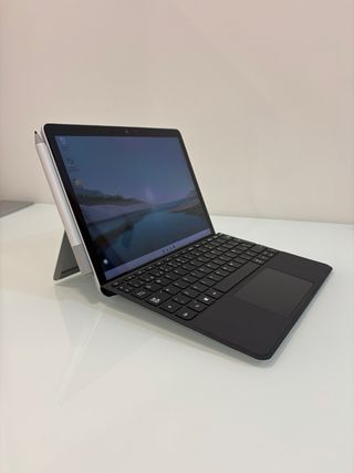 Microsoft Surface Go 2 con funda y lápiz oficiales