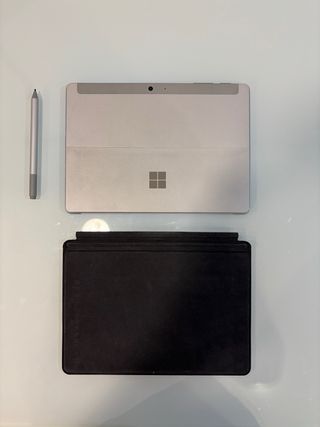 Microsoft Surface Go 2 con funda y lápiz oficiales
