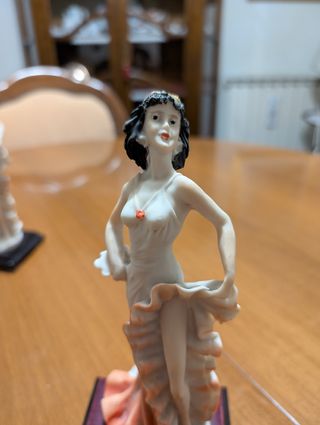 Statuina Miriam Valentino