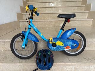 Bicicleta infantil azul con casco