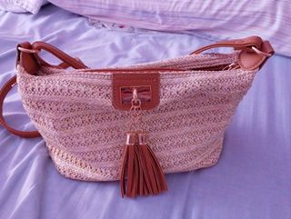 Bolso de paja beige y dorado
