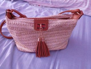 Bolso de paja beige y dorado