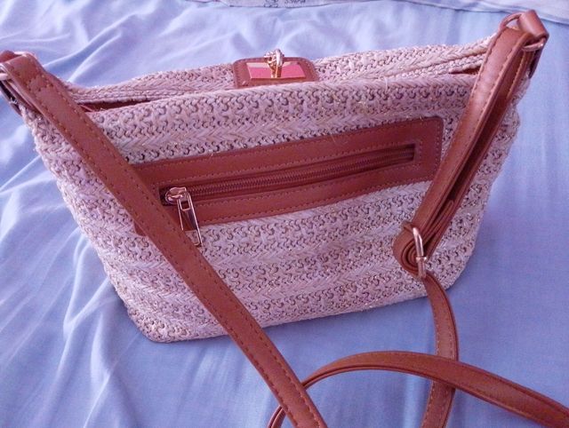 Bolso de paja beige y dorado