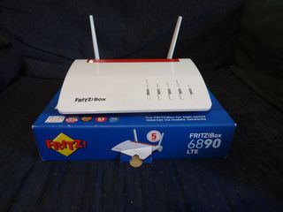 FRITZ!Box 6890 LTE Router con scatola
