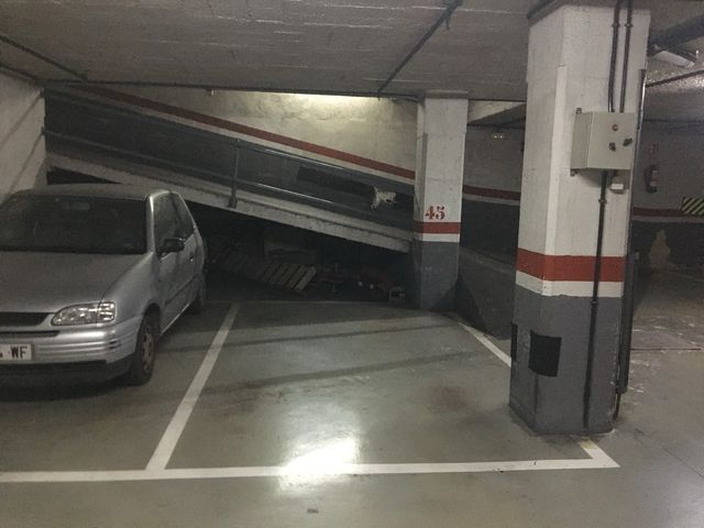 Parking coche PEQUEÑO. junto paseo gracia. bcn