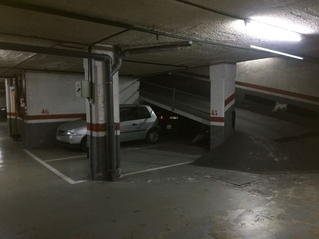 Parking coche PEQUEÑO. junto paseo gracia. bcn