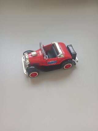 Coche clásico rojo de juguete