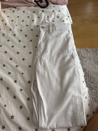 Pantalón vaquero pitillo blanco Stradivarius