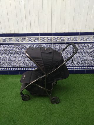 Cochecito BabyHome estirable y plegable.