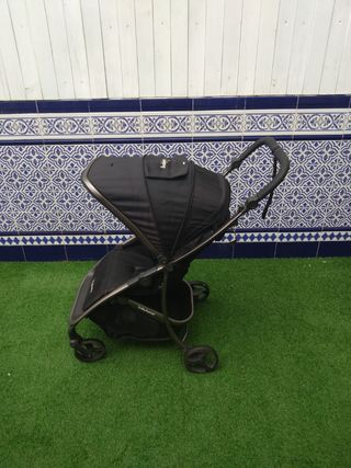 Cochecito BabyHome estirable y plegable.