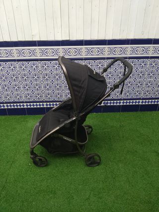 Cochecito BabyHome estirable y plegable.