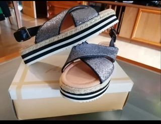 Sandalias plateadas con cuña