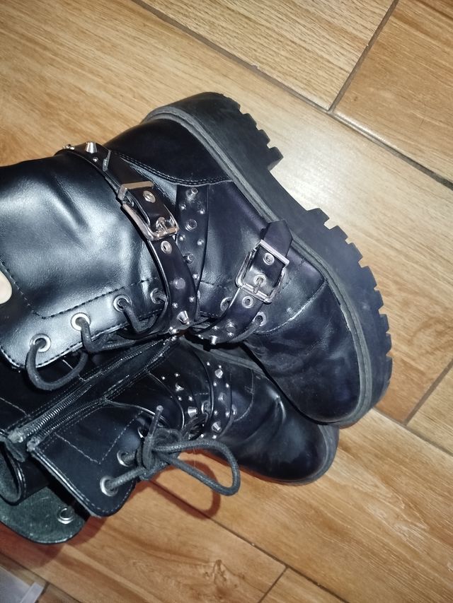 Botas negras con tachuelas y cordones