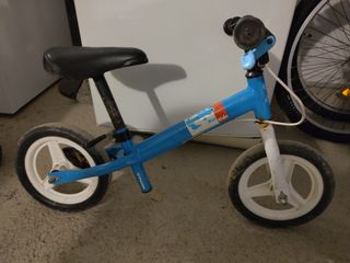 Bicicleta sin pedales azul