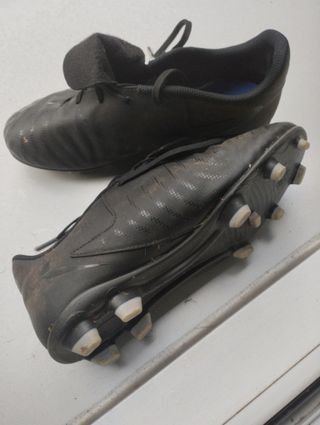 2 par de botas para césped natural y artificial.