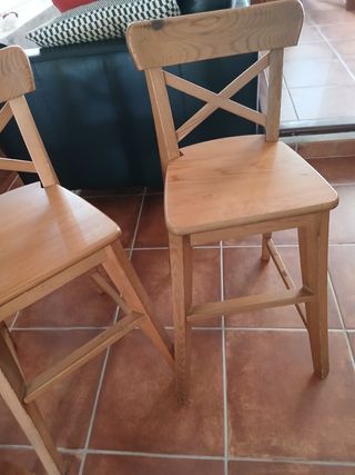 Sillas altas de madera Ingolf.
