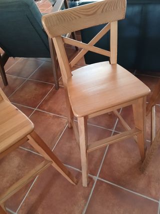 Sillas altas de madera Ingolf.
