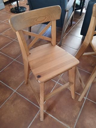 Sillas altas de madera Ingolf.
