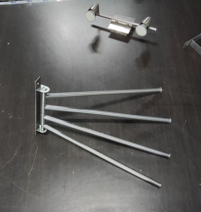 Toallero de metal plateado