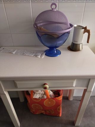 Mesa de cocina plegable blanca.