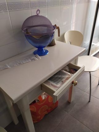 Mesa de cocina plegable blanca.