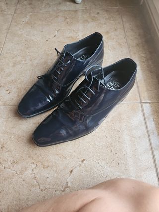 Zapatos de charol azul marino para hombre.