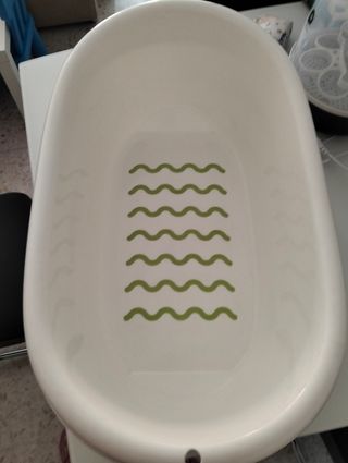 Bañera bebé blanca con diseño de olas